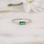 925 Silver Emerald Simple Baguette Ring - Image 4
