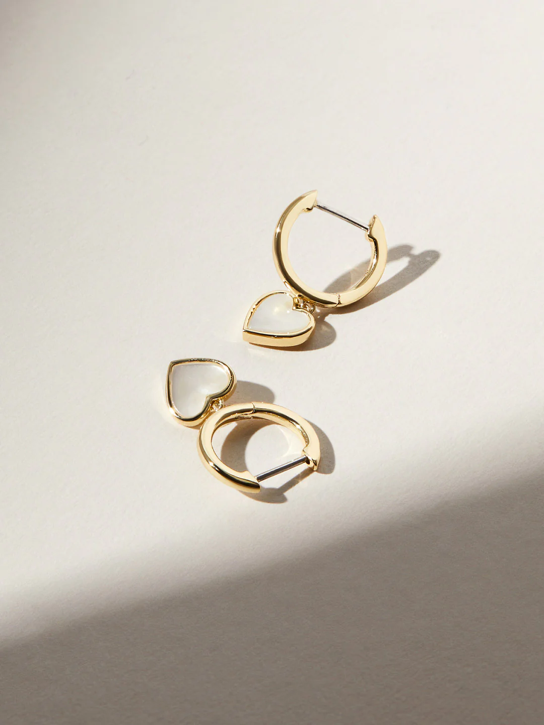 400548_5e7bf4e9988b4a52b6b08116f0bfba24mv2.webp 925 Silver Mother of Pearl Earring - Image 1