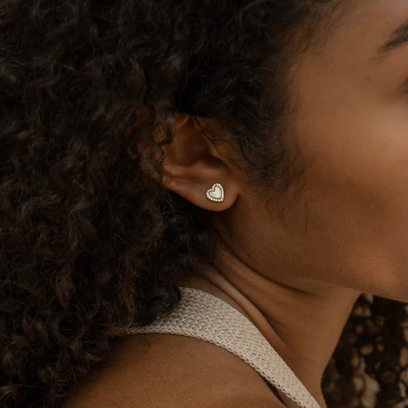 400548_8127e8fc102d4562b85a3383295ef954mv2.webp 925 Silver Valentina Pearl Heart Stud Earrings - Image 1