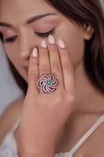 925 Sterling Silver Cluster Of Detail Ring - Image 3